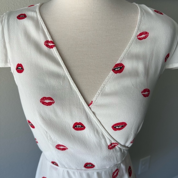 Lip print wrap dress - Picture 9 of 12